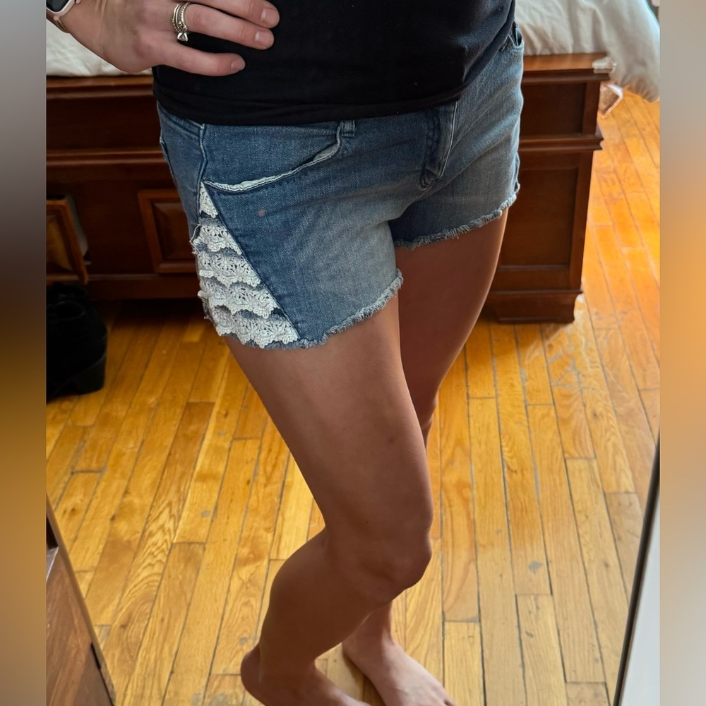 No Boundaries lace-accent cut offs